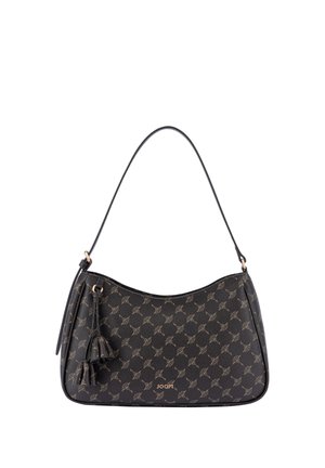 Kleine schwarze Schultertasche mit gemusterter Oberfläche, Quasten-Details an der Seite und einem langen Tragegurt.