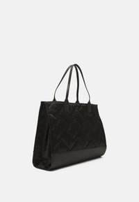 Czarna torba na ramię z pikowanej nylonowej powłoki, z skórzanymi uchwytami, prostokątnym kształtem i gładką teksturą. Brak widocznych detali metalowych.