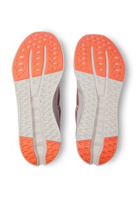 Laufschuhsohle mit einer strukturierten weißen Basis und orangefarbenen Akzenten. Die Sohle verfügt über ein geometrisches Profil für Grip und Flexibilität.
