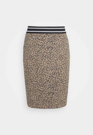 Jupe crayon beige mi-genou avec imprimé léopard noir, blanc et rose pâle et une ceinture élastique noire avec des rayures horizontales blanches.