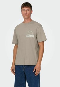 Only & Sons ONSPEANUTS RLX SS  - T-shirt con stampa - vintage khaki