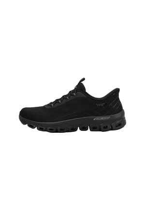 Chaussure de sport noire à coupe basse avec lacets à l'avant, semelle coussinée et trous d'aération le long du bord inférieur pour la respirabilité et le confort.