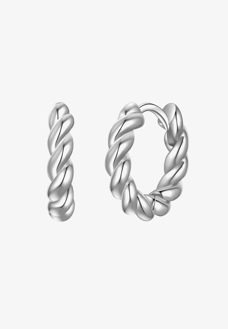 Boucles d'oreilles en argent torsadées avec une finition brillante et un design tressé. Une boucle est une petite puce, l'autre est un grand anneau.