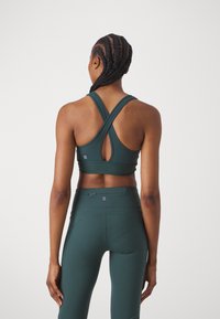 Sweaty Betty ULTRA LITE WRAP BRA - Reggiseno sportivo con sostegno leggero - trek green