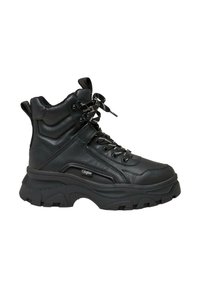 Botas negras gruesas con un upper de cuero texturizado, cuello acolchado, cierre de cordones en la parte delantera y suela de goma gruesa con un patrón de relieve distintivo.