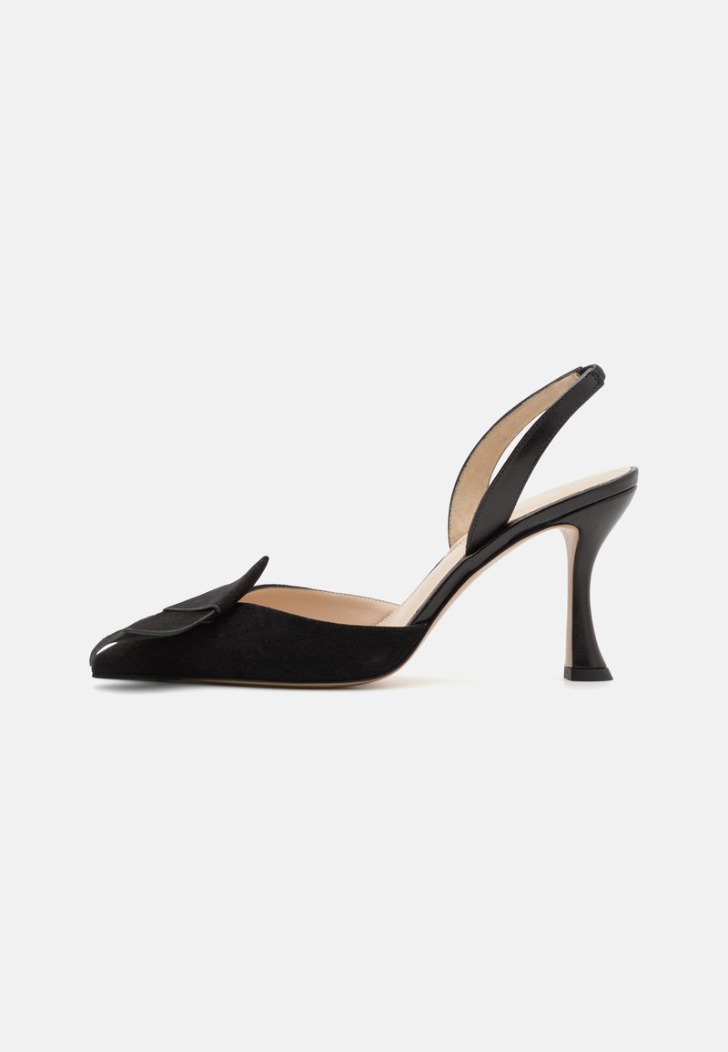 Sorte ruskind slingback-hæle med spids tå, der har en sløjfeaccent på tåen, en smal stilettohæle og en beige indersål.