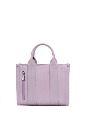 Sac à main en cuir tressé lavande avec deux poignées et une poche zippée verticale sur le côté gauche avant, sur fond blanc.