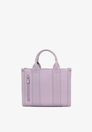 Borsa a tracolla in pelle intrecciata color lavanda con due manici e una tasca verticale con cerniera sul lato anteriore sinistro, su sfondo bianco.