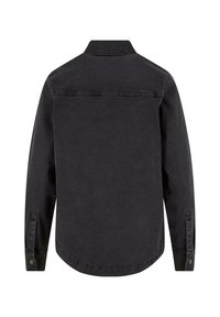 Zwarte denimbloes met een afgeronde zoom, knoopmanchetten en een klassieke kraag, met een minimalistisch design en zonder zichtbare patronen of accenten.