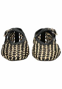 Odtwarzane buty wsuwane z tkaniny w kolorze czarnym i naturalnym, z regulowanym paskiem z metalową klamrą. Okrągły design noska.