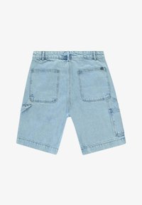 Lichtblauwe denim shorts met een relaxte pasvorm. Heeft twee achterzakken en één zijzak. Ruwe afwerking aan de uiteinden van de benen.