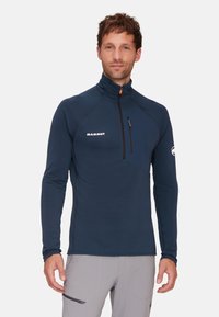 Pullover navy a maniche lunghe realizzato in tessuto testurizzato, con colletto alto, tasca con zip sul petto e zip arancione a contrasto. Logo sul davanti.