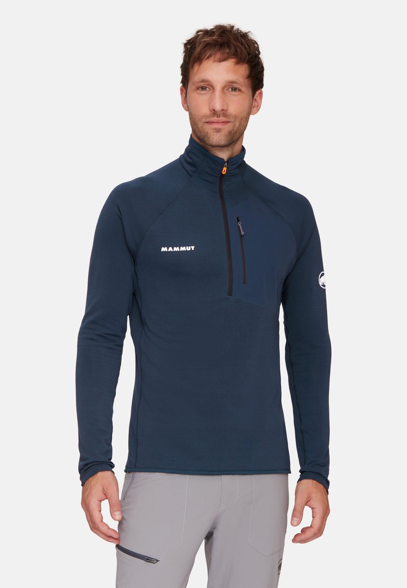 Pullover navy a maniche lunghe realizzato in tessuto testurizzato, con colletto alto, tasca con zip sul petto e zip arancione a contrasto. Logo sul davanti.