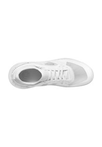 Scarpa sportiva bianca con tomaia in rete, suola piatta e lacci. Presenta accenti testurizzati e un logo sul lato. Design semplice e leggero.