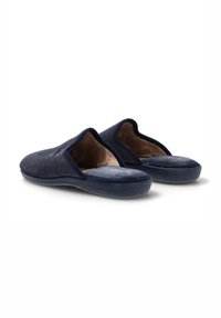 Zapatillas de color azul marino hechas de un tejido suave con una superficie texturizada, con parte trasera abierta y un interior acolchado para mayor comodidad. Diseño ligero y flexible.