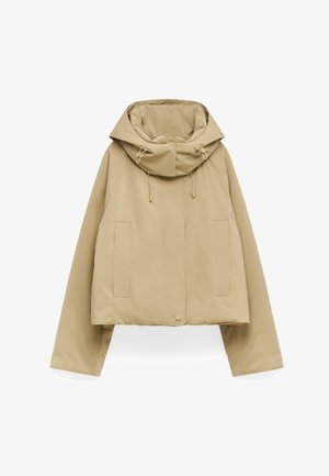 Beige cropped Jacke mit langen Ärmeln, hohem Kragen, verstellbaren Kordeln, Fronttaschen und Druckknopfverschluss.