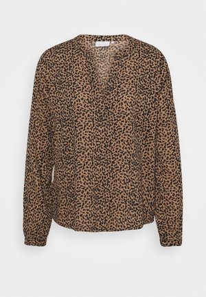Brun bluse med lange ærmer med sort uregelmæssigt leopardmønster og en V-hals krave, vist mod en ensfarvet baggrund.