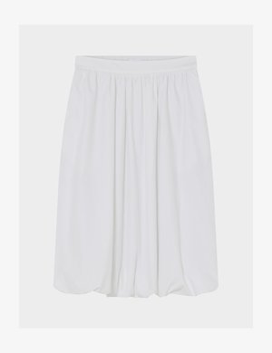 Fehér, gumis derékrésszel és enyhén lekerekített szegéllyel készült, fodros midi szoknya, egyszerű háttér előtt bemutatva.
