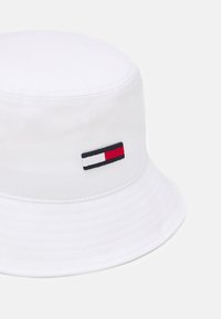Tommy Jeans FLAG BUCKET HAT - Klobúk - white