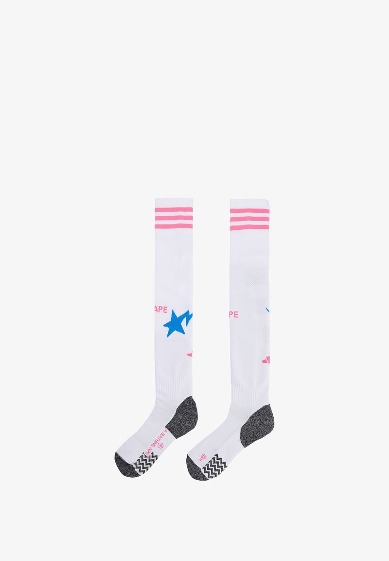 Knöchelhigh weiße Socken mit rosa Streifen, blauen Sternmustern und grauen strukturierten Sohlen für besseren Halt. Klare Markenkennzeichnung ist an den Seiten aufgedruckt.