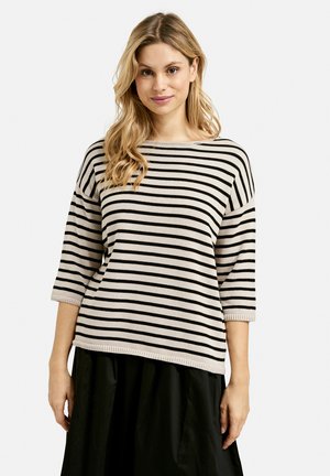 Gestreifter Strickpullover mit weitem Bootsausschnitt, Dreiviertelärmeln und abwechselnd hellbeigen und schwarzen Streifen.