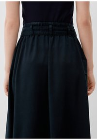 s.Oliver MIT HIGH-RISE-BUND - Jupe en jean - anthrazit