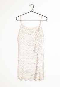 Ärmlös klänning i ljusgrå satin med ett lager av vågmönster. Har en rak halsringning och tunna spaghetti-band. Hänger på en svart krok.