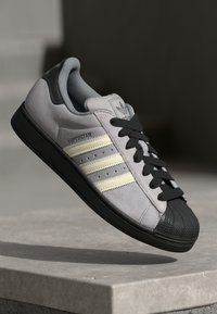 Unselected, grey three/cream white/core black