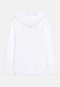 Bílá dlouhá mikina s kapucí vyrobená z bavlny, s šňůrkovou kapucí a žebrovanými manžetami. Hladký povrch bez viditelných vzorů nebo akcentů.