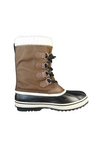 Bota marrón impermeable con parte superior de lona, cuello de piel sintética y parte inferior de goma negra. Ganchos de metal y cordones proporcionan el cierre; suela de goma texturizada.