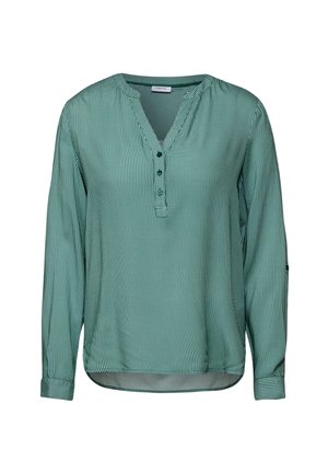 Groene gestreepte blouse met lange mouwen, een v-hals en drie knopen, met op te rollen mouwen en een licht gebogen zoom. Zachte materiaaltextuur.