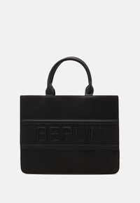 Sort tote bag med prægede "BERLIN"-tekster, lavet af glat materiale, med to håndtag øverst og en struktureret rektangulær form.