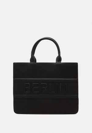 Borsa a tote nera con testo in rilievo "BERLIN", realizzata in materiale liscio, con due manici superiori e una forma rettangolare strutturata.