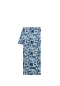 Lätt scarf med ett abstrakt geometriskt mönster i varierande nyanser av blått, med en mjuk textur och subtila fransar i kanterna.