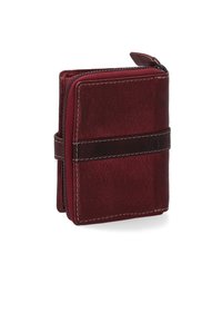 Bordeaux læderpunge med tekstureret finish, lynlåsclosure og kontrastfarvet brun bånd, med hvide stikninger som accent. Kompakt design.
