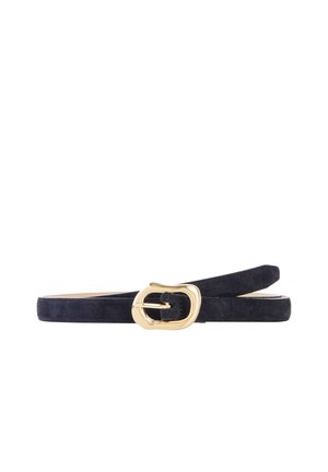 Ceinture fine en daim noir avec une boucle en métal doré arrondie et irrégulière, présentée enroulée sur fond blanc.