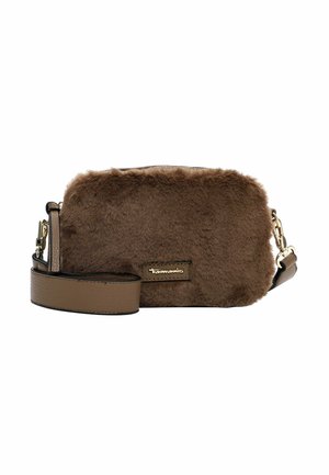 Sac crossbody en fausse fourrure marron avec une surface texturée, des accents en cuir, des garnitures dorées et une bandoulière plate.