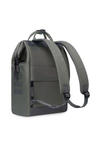 Sac à dos gris avec des bretelles rembourrées, en tissu durable et compartiments zippés. Présente des boucles sur les côtés et un fond renforcé pour la stabilité.