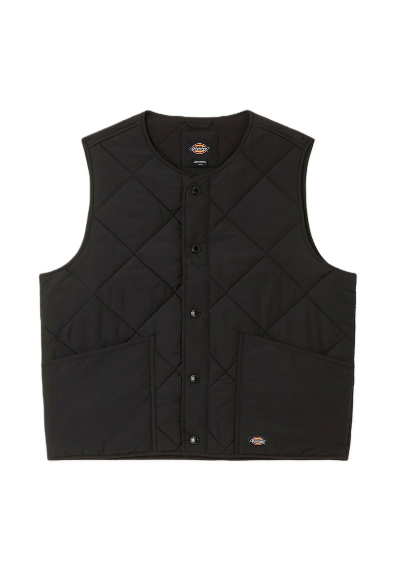 Sort quiltet vest med rund hals, frontknapper og to frontlommer. Har et diamantmønster og et lille logo i kanten.