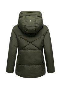 Doudoune vert olive avec capuche, design matelassé et un patch sur la manche gauche, avec une texture lisse et mate.