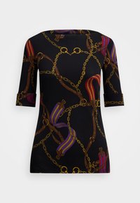 Un top negru cu un design de lanțuri aurii și curele colorate în roșu, mov și marron. Are mâneci trei sferturi și un decolteu rotund.