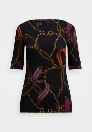 Schwarzes Oberteil mit einem Design aus goldenen Ketten und bunten Riemen in Rot, lila und Braun. Es hat Dreiviertelärmel und einen runden Ausschnitt.