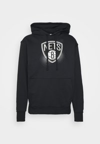 Sweat à capuche noir en coton avec une poche frontale, un cordon de serrage ajustable et un logo Brooklyn Nets blanc avec un motif à points en arrière-plan.