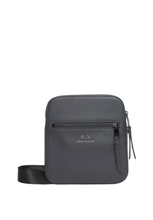 Borsa a tracolla in pelle grigia con tasca frontale con zip, tracolla regolabile e logo impresso. Presenta una texture liscia e una forma rettangolare.