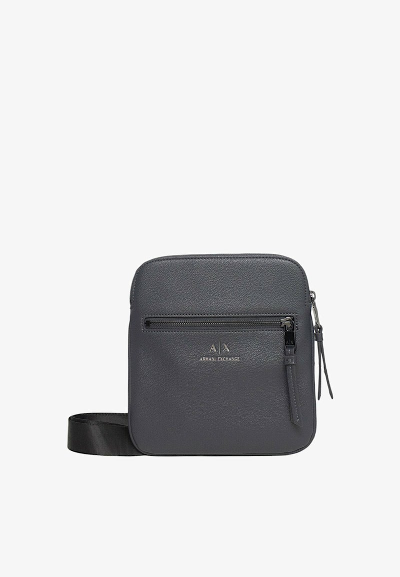 Borsa a tracolla in pelle grigia con tasca frontale con zip, tracolla regolabile e logo impresso. Presenta una texture liscia e una forma rettangolare.
