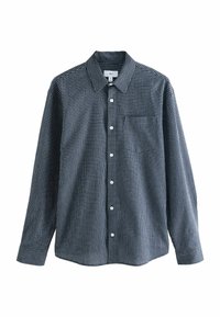 Camisa de botón de manga larga en azul marino con un patrón de cuadrícula blanca, que presenta un cuello clásico y un bolsillo en el pecho. Fabricada con tela tejido.