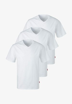 Drie witte v-hals t-shirts gestapeld, gemaakt van katoen. Korte mouwen en rechte snit, met een klein rood label aan de onderkant links van elk shirt.