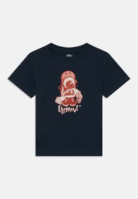 T-shirt en coton bleu marine avec un design graphique rouge représentant un personnage portant un casque, tenant des chaussures, avec le texte "Element" en dessous de l'œuvre.