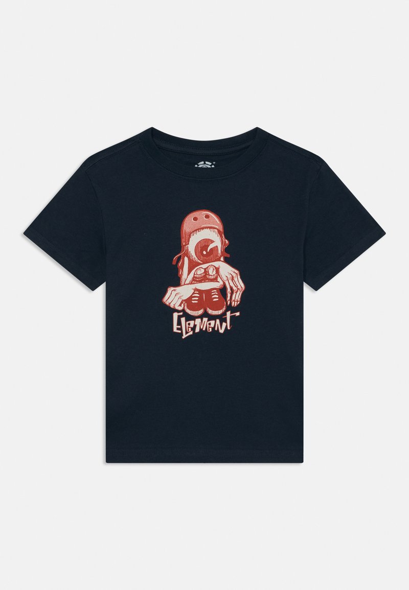 T-shirt en coton bleu marine avec un design graphique rouge représentant un personnage portant un casque, tenant des chaussures, avec le texte "Element" en dessous de l'œuvre.