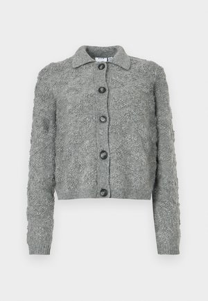 Γκρίζα κομμάτια με κουμπιά καρφίτσα με υφή πλεκτό μοτίβο, μακριά μανίκια, ριμπ μανσέτες και γιακά.